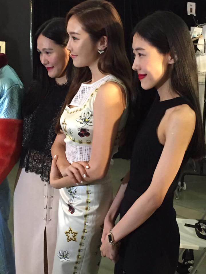 [PIC][21-10-2016]Jessica tham dự sự kiện ra mắt BST Xuân - Hè của thương hiệu "FABITORIA" trong khuôn khổ "2017 S/S Shanghai Fashion Week" vào hôm nay  CvW5LdWUAAAqam8