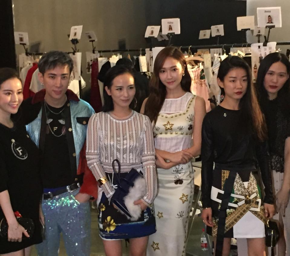 [PIC][21-10-2016]Jessica tham dự sự kiện ra mắt BST Xuân - Hè của thương hiệu "FABITORIA" trong khuôn khổ "2017 S/S Shanghai Fashion Week" vào hôm nay  CvW5MEGVIAEfN9Z