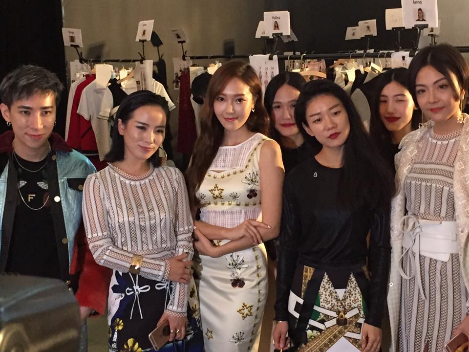 [PIC][21-10-2016]Jessica tham dự sự kiện ra mắt BST Xuân - Hè của thương hiệu "FABITORIA" trong khuôn khổ "2017 S/S Shanghai Fashion Week" vào hôm nay  CvW5MxtVYAAi1Hg