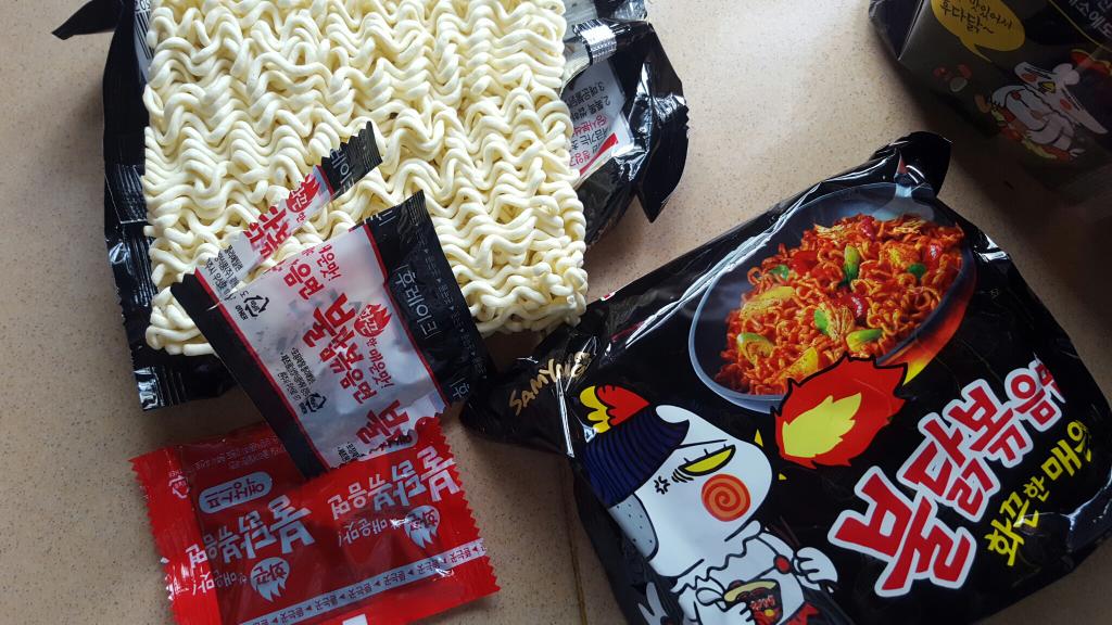 MixLing92's tweet photo. Maafkan sy Maggi.. sy tergoda p cuba Samyang yg x sedap.. sy akn setia dgn Maggi lepas nie https://t.co/FRrX8gmjxU