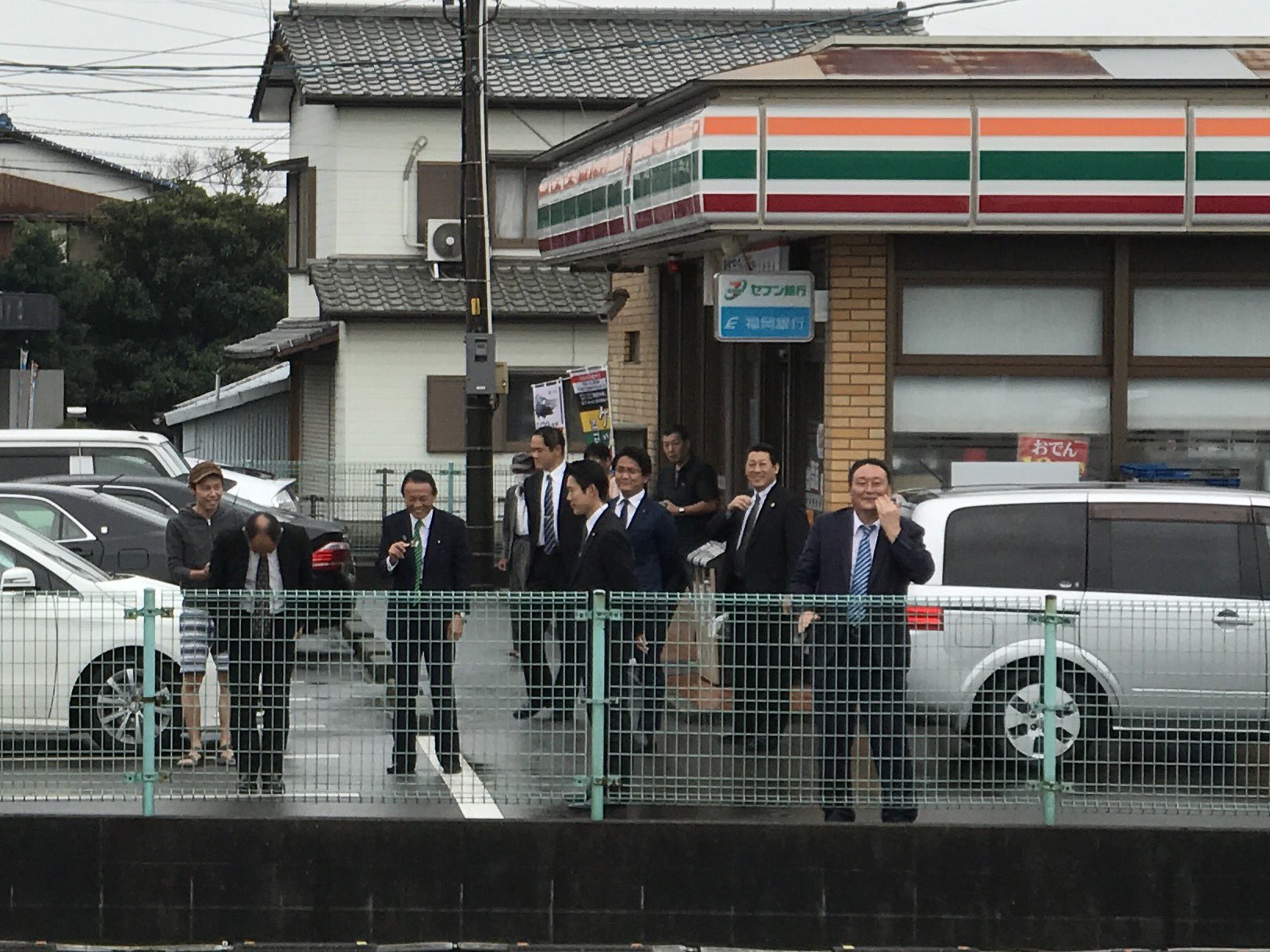 22 ウッキー 先ほど職場隣のセブンの駐車場に 麻生太郎氏がいた こんな田舎のコンビニの駐車場でアイスを食べてるとは驚いた 22 ウッキー 先ほど職場隣のセブンの駐車場に 麻生太郎氏がいた こんな田舎のコンビニの駐車場でアイスを食べてるとは驚いた