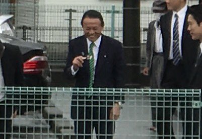 22 ウッキー 先ほど職場隣のセブンの駐車場に 麻生太郎氏がいた こんな田舎のコンビニの駐車場でアイスを食べてるとは驚いた 22 ウッキー 先ほど職場隣のセブンの駐車場に 麻生太郎氏がいた こんな田舎のコンビニの駐車場でアイスを食べてるとは驚いた