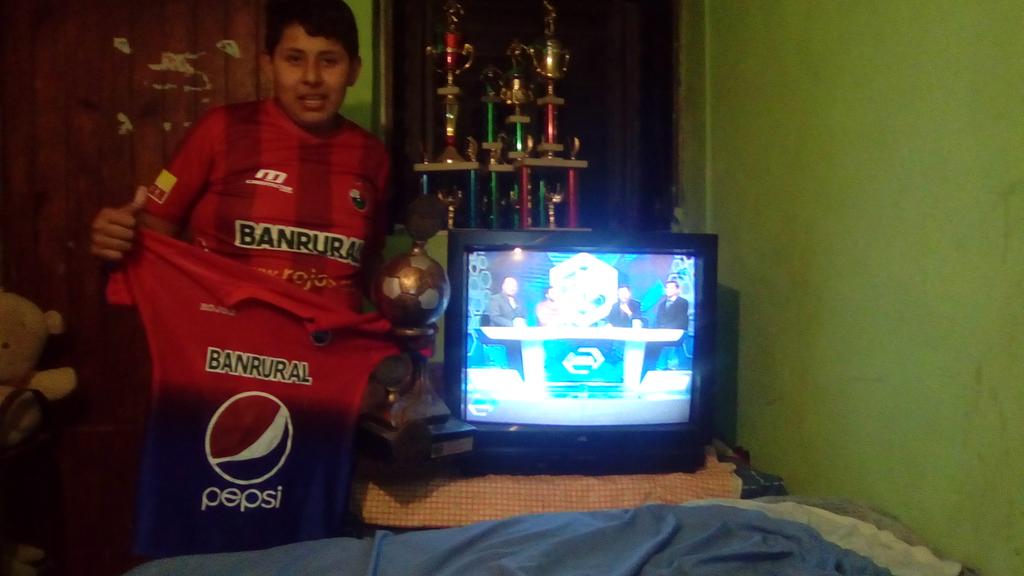 aye453's tweet photo. @CKamiani @areagrandeguate esta es la que queremos karlos vamos por la #30 y quiero esos zapatos https://t.co/rrIES0VkaS