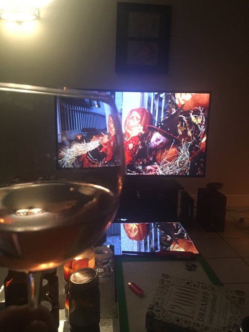 Wine ❌ Hocus Pocus = happy me 😊💋 https://t.co/SlG529R5lp<a href="/tag/pnw"class="tags"><span>#pnw</span></a><a href="/tag/ledge"class="tags"><span>#ledge</span></a><a href="/tag/rattlesnakeridge"class="tags"><span>#rattlesnakeridge</span></a><a href="/tag/hikelife"class="tags"><span>#hikelife</span></a>