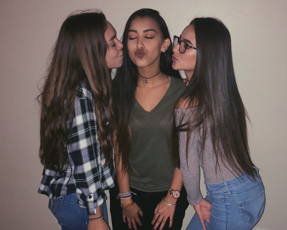 tianaarod's tweet photo. to the girls who never fail to make me smile and never stop making my friday nights amazing๐๐ #wxu https://t.co/DgSNhZzLgw