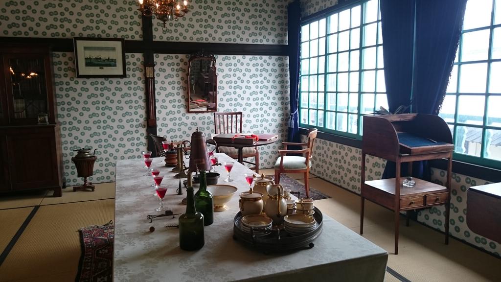 O Xrhsths 大久保かおり Sto Twitter 出島のカピタン 商館長 部屋 クリスマスの宴席には豚の頭が 唐紙の壁紙がかわいいです O Xrhsths 大久保かおり Sto Twitter 出島のカピタン 商館長 部屋 クリスマスの宴席には豚の頭が 唐紙の壁紙がかわいいです
