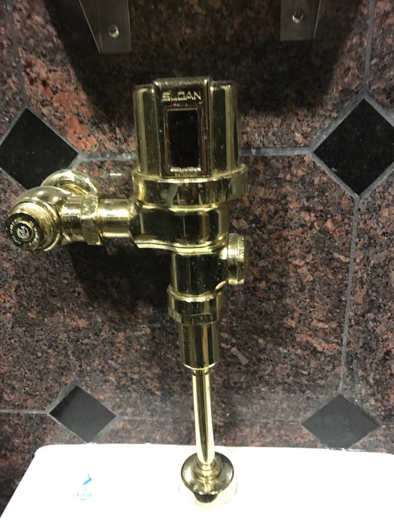 colbyord's tweet photo. I feel like C3PO just watched me go to the bathroom! #starwars #thisisthedroidimlookingfor @TheESDS @EastSideDave https://t.co/b3VpR7ESEZ