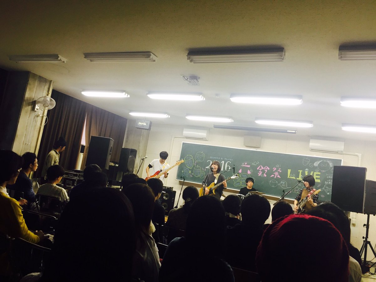 kentan2016's tweet photo. どんぐりのライブも盛り上がってました！！！🎤👍👍
視聴覚室でまた15時から始まります！ぜひ来てね〜！！！！🎸🌟 https://t.co/40oJ2JXRWh