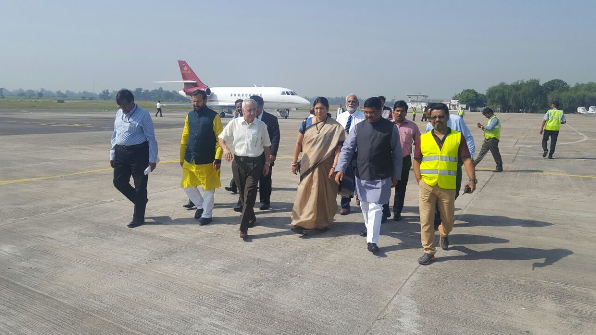 dpradhanbjp's tweet photo. Landed at Fursatganj alongwith @PrakashJavdekar ji &amp; @smritiirani ji. Will be inaugurating permanent campus of #RGIPT &amp; #PMUY in Amethi. https://t.co/f6KEEJhghV