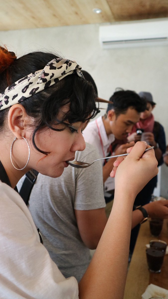 tempat pemberhentian pertama, Little Talk Coffee, barusan ada coffee cupping dari <a href="/YellowTruckCo/">Yellow Truck Coffee</a> #vidafest #vidabekeasi