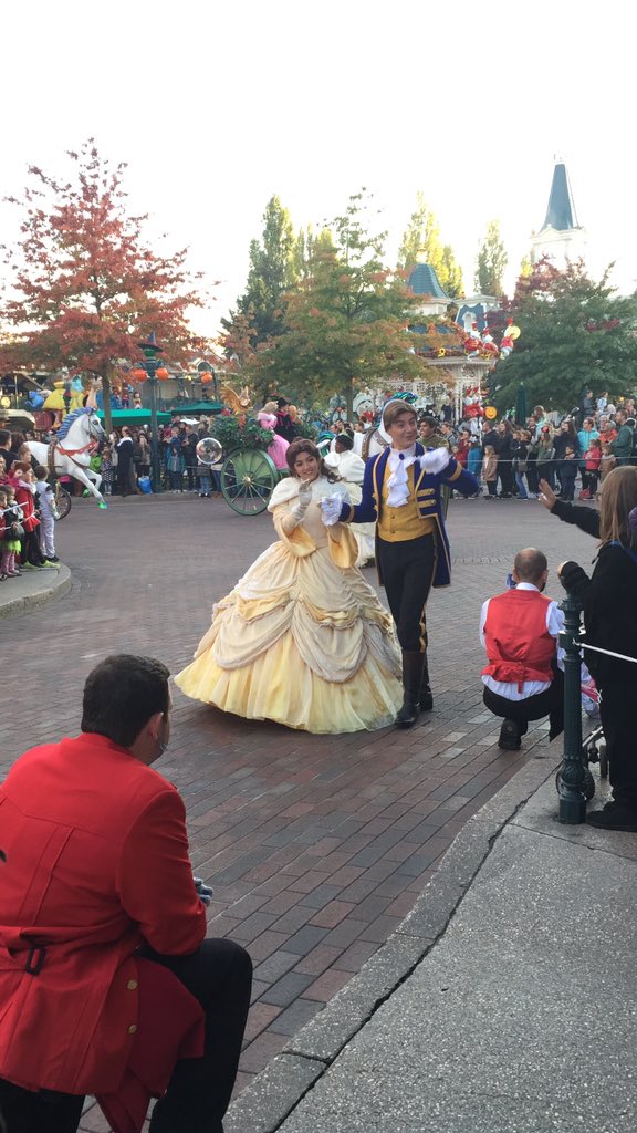 showbunny24601's tweet photo. Dreams do come true 😭😍💖😱✨ #magiconparade #princess #love #happiness #goals #disneyland #paris #belleadam #arieleric #tiananaveen https://t.co/GWmlZxnR41