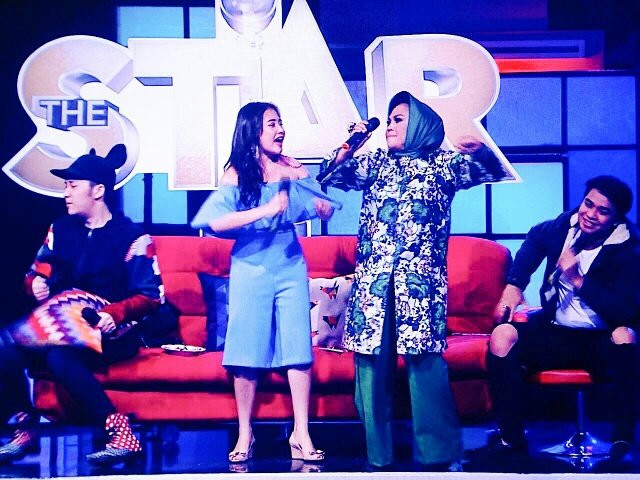 rayapetra's tweet photo. sabtu sore pasti lbh seru krn di temenin host"ganteng &amp; cantik @bangbily @PrillyBie bunda hety rangga @thestar_t7 https://t.co/CGW01vy03k