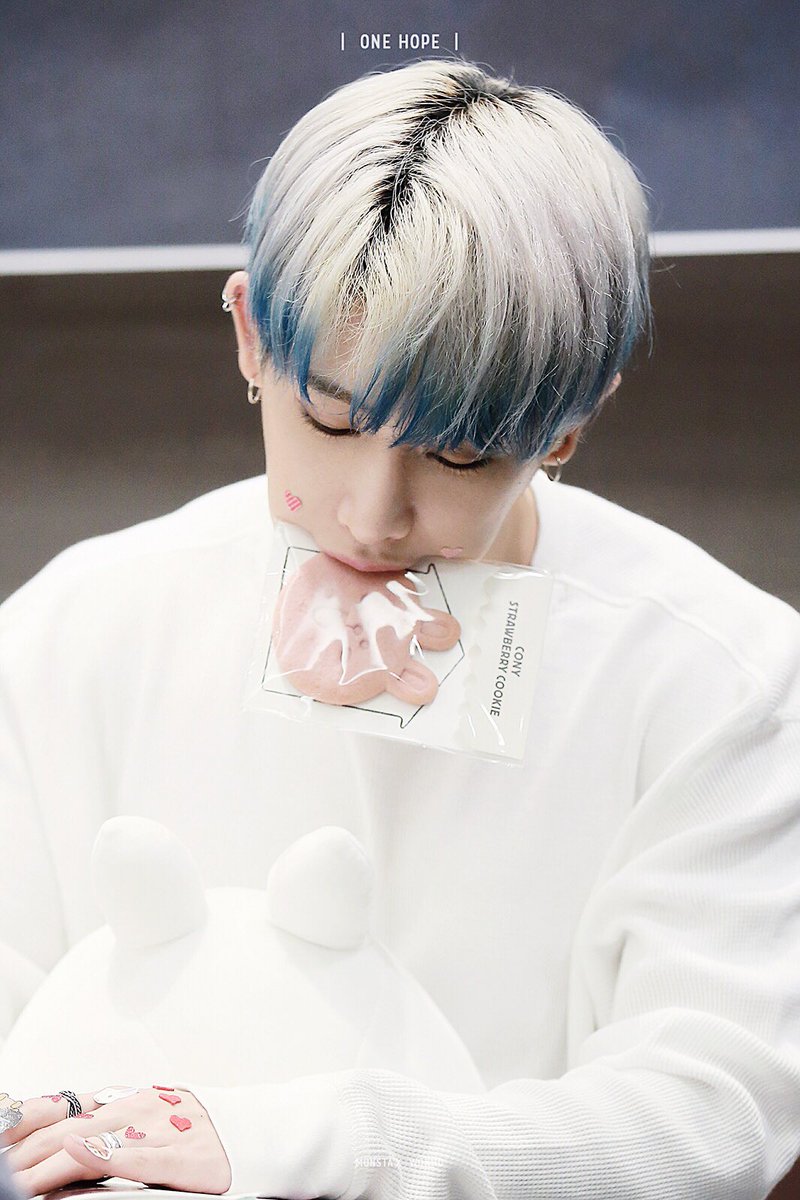 Onehope_WH's tweet photo. 161021 토끼 세마리🐰🐰🐰💕 #MONSTA_X #몬스타엑스 #원호 #GUILTY #FIGHTER #원호시 @OfficialMonstaX https://t.co/ayN5IIINEZ