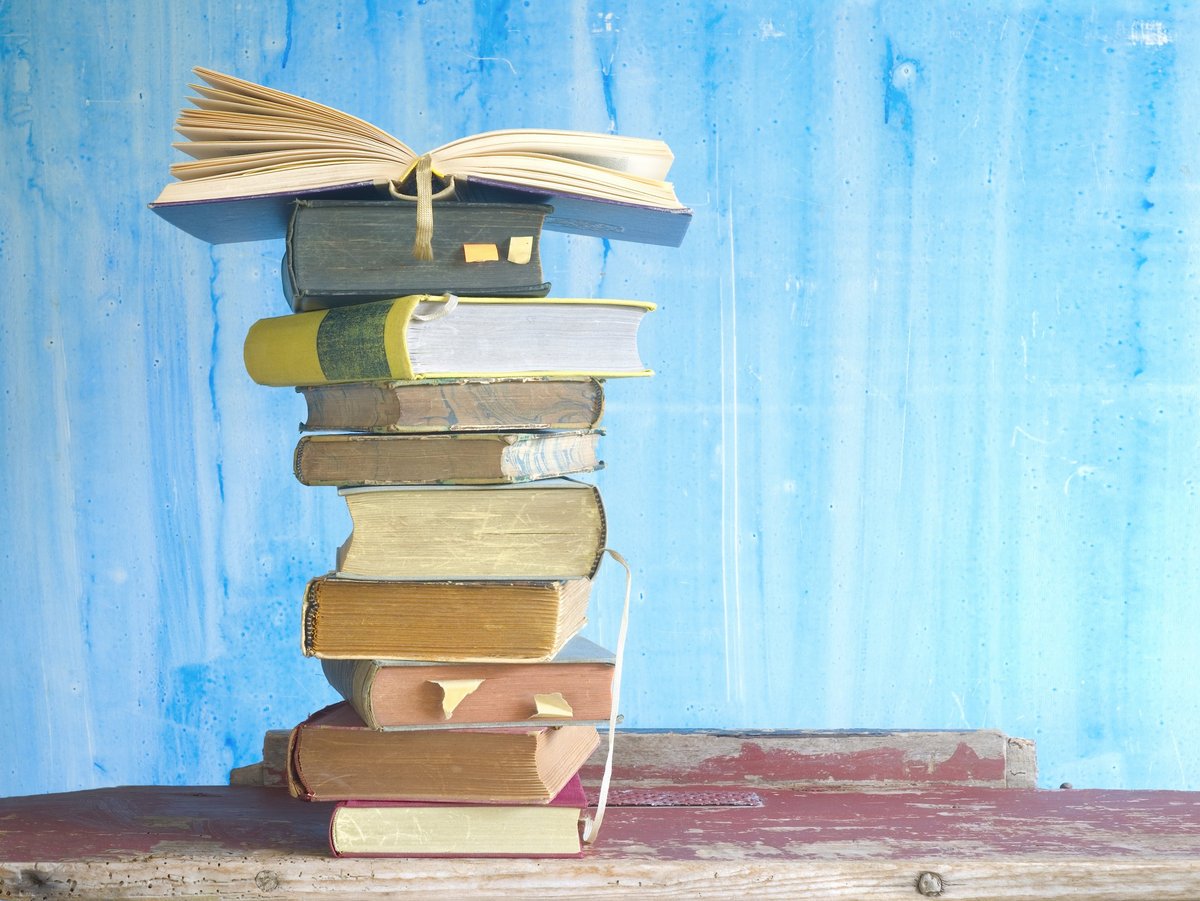 StylistMagazine's tweet image. How to declutter your bookshelf and create a reading sanctuary buff.ly/2dKWRju