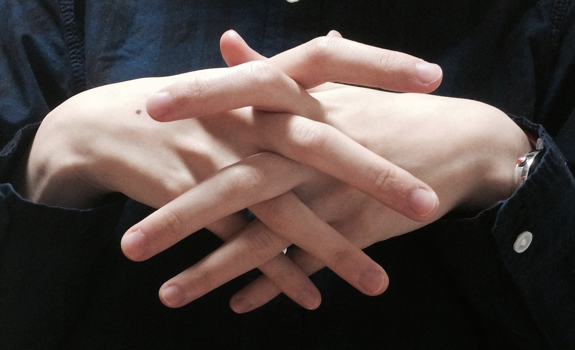 識島 蜃気楼の塔 これ絶対共感得られると思うんですけど こういう指 が組み合わさる構図が狂おしいほど好きなんだ だから積極的に正面バストアップ絵で指を組ませるなどしてほしいんです こう こういうやつ お願いします アラスカの曾々々祖父