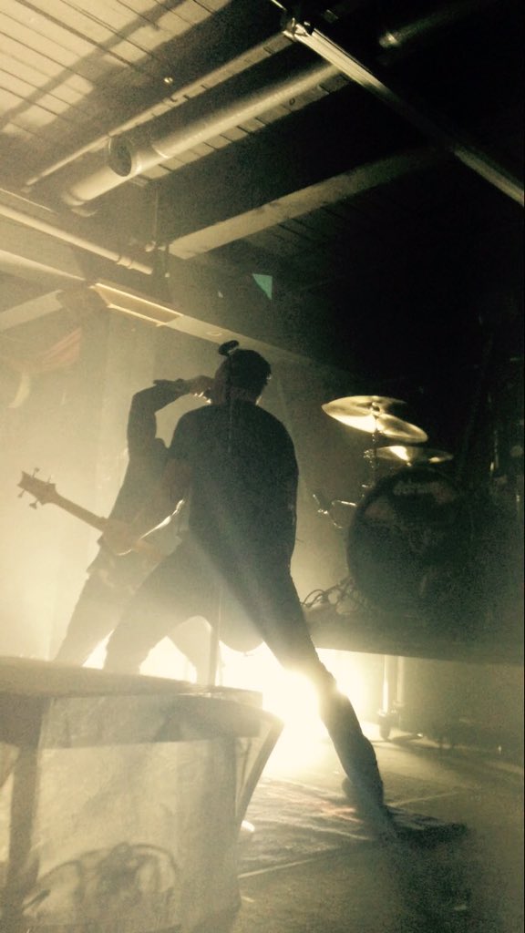 Redmusic_fp's tweet photo. You'll be the death of me! I wish I could relive that day! #eosx #red #rock #endofsilencetour #deathofme https://t.co/ivoBEeowlx