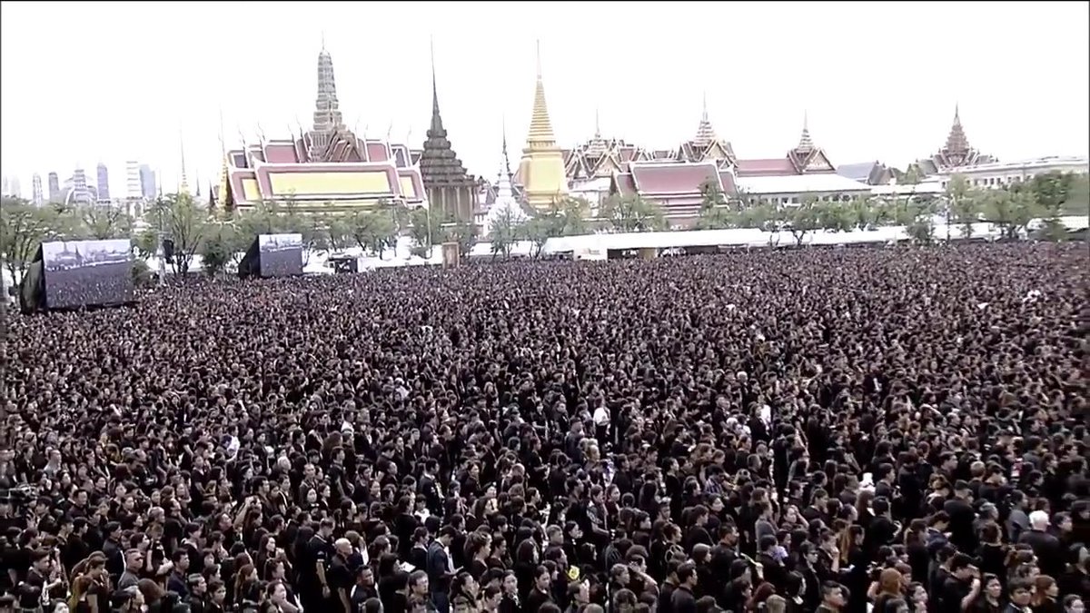 Aheyemt28's tweet photo. วันที่ ๒๒ ตุลาคม ๒๕๕๙ ภาพประวัติศาสตร์ เพราะทุกคนรักพ่อคนเดียวกัน #สรรเสริญพระบารมี https://t.co/XM5LsVTyii