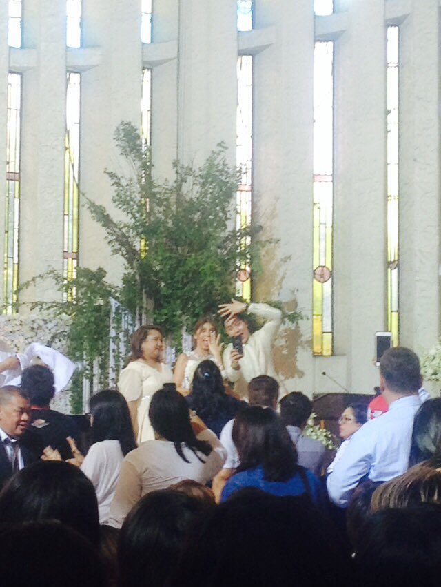 alwaysjieunie's tweet photo. LUH UKINGINAM HAHAHAHAHAHAHAHHAHAHAHA PONYETAAAAAA

#ALDUBWedding https://t.co/TAJWMP4LDS