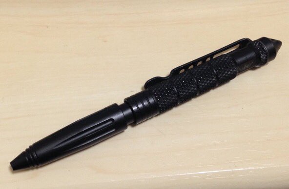 emonok1's tweet photo. タクティカルペン：普段は普通のペンとして携帯、いざというとき護身具として使用する。アルミニウムなどの金属で出来ており強度は相当のもの。突きや相手にあてがっての関節技などが可能。敵の皮膚を剥ぎ取りDNAを採取する機能を持つ物もある。https://t.co/agyq08Sr2u