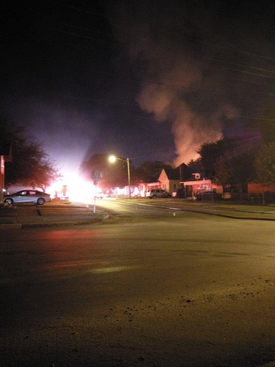 phillipacosta's tweet photo. @DFWscanner House fire on 20th Block of N. Clinton Avenue, in the Northside of Fort Worth. Many units responded. https://t.co/xmsSn22PIj