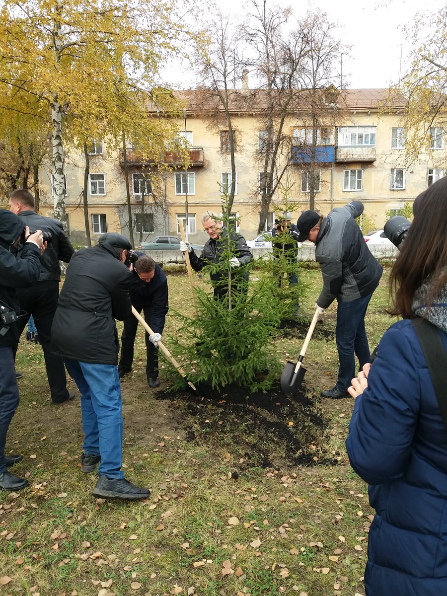 Губернатор И.А.Белозерцев и глава администрации города В.Н.Кувайцев приняли участие в посадке деревьев на ул.Дружбы