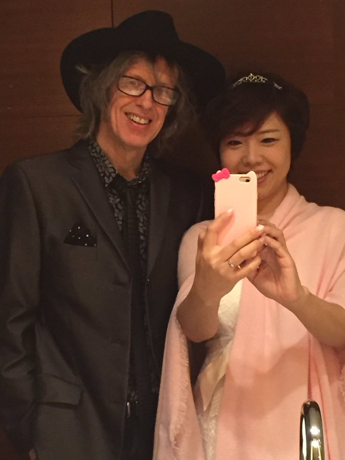 ウォーターボーイズのマイク スコット ろくでなし子 結婚パーティーを開催 スコットは新曲も披露 Amass