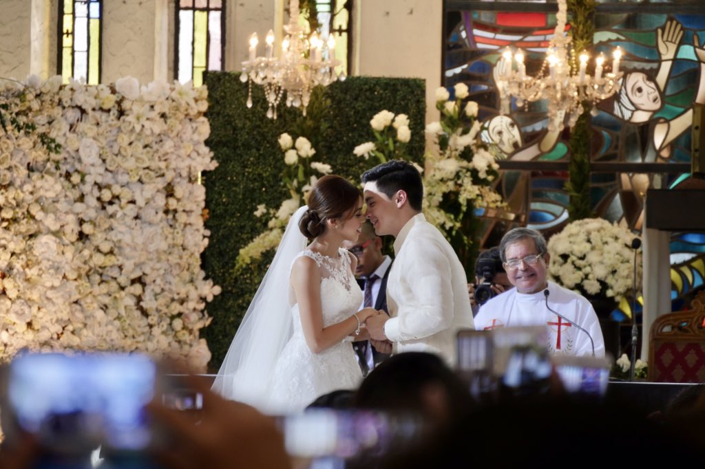 raffytima's tweet photo. The long awaited AlDub kiss. #ALDUBWedding https://t.co/TQtctulRK3