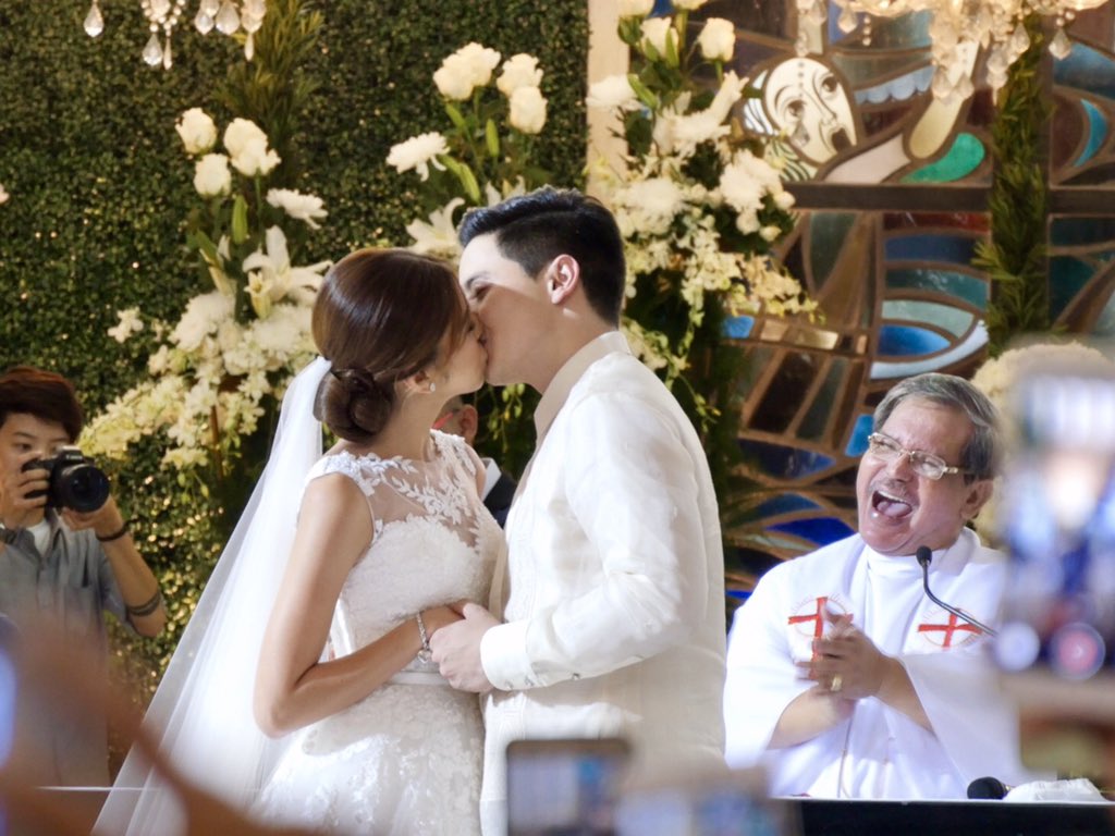raffytima's tweet photo. The long awaited AlDub kiss. #ALDUBWedding https://t.co/TQtctulRK3