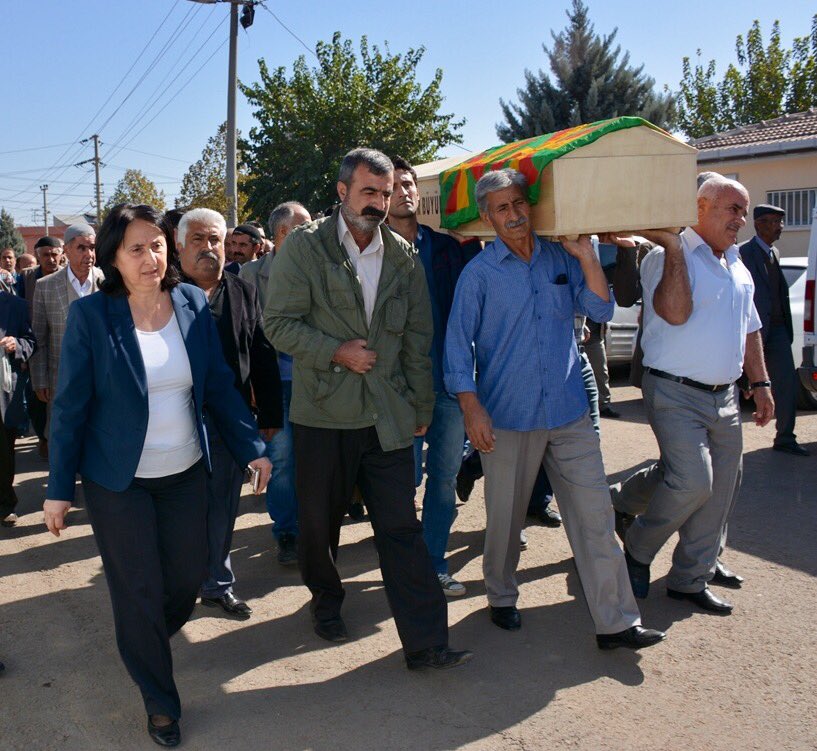 HDP mv üç askerimizi şehit eden PKK'lı teröristin cenazesinde.
Siyaset görevini yaptı, dokunulmazlıkları kaldırdı.
Sıra yargıda, ama hızla!