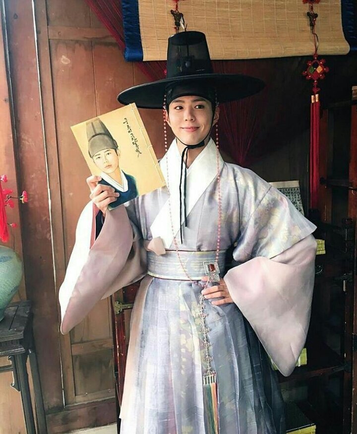 NinaFansuri's tweet photo. The king with the best selling books. Kekeke... #ParkBoGum #MoonlightDrawnByClouds #LoveInTheMoonlight #Kdrama #WithdrawalEffect https://t.co/jN22cgELqj