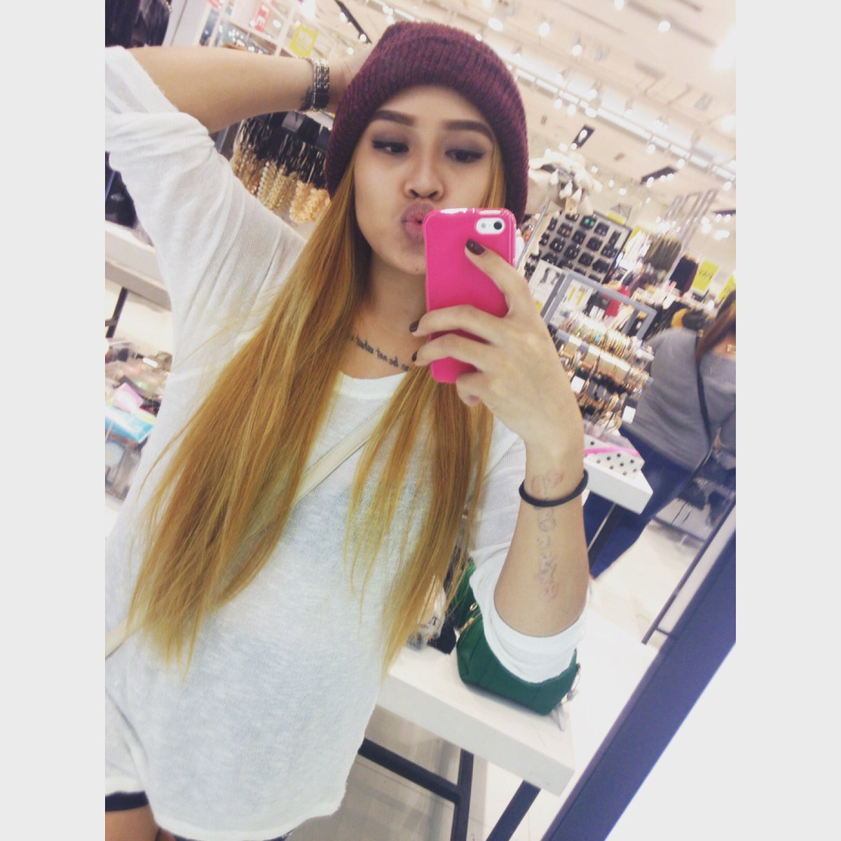 jcjay23's tweet image. Middle fingers up! Tell em "BOY BYE" !hahaha