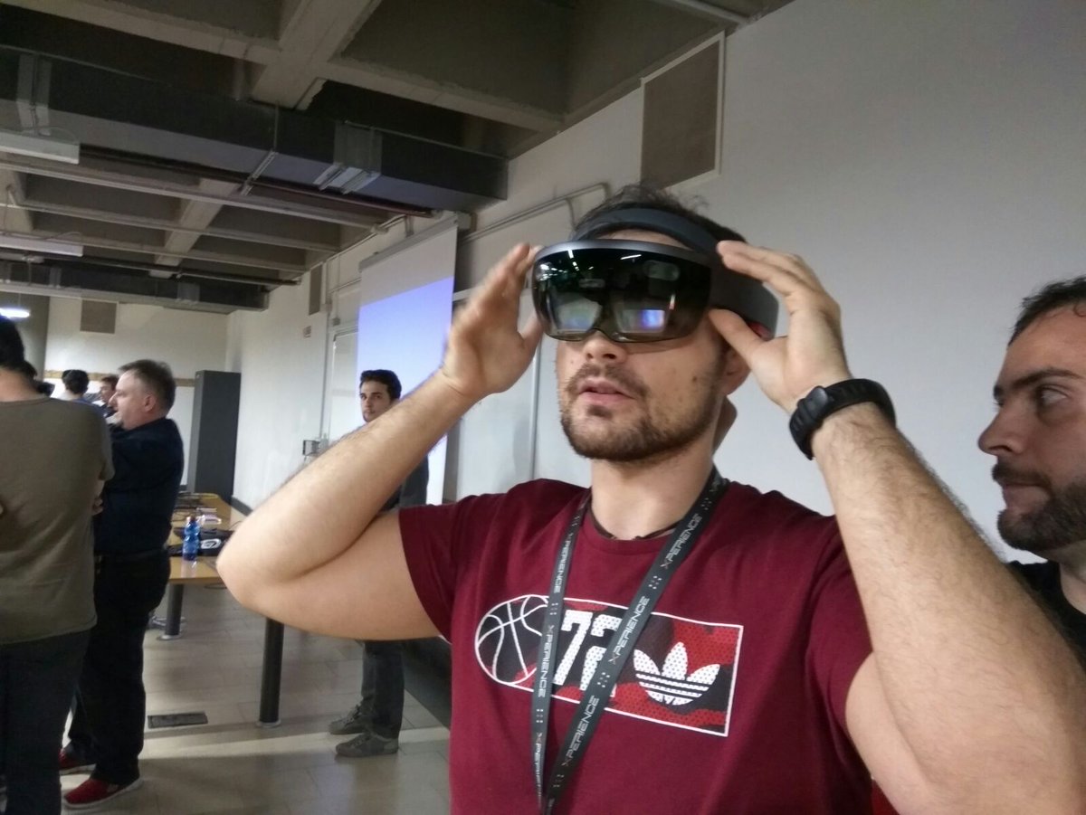 orangedevitaly's tweet photo. #EtnaDev #HoloLens #MixedReality @HoloLensDevelop https://t.co/Hawhmqg5MW