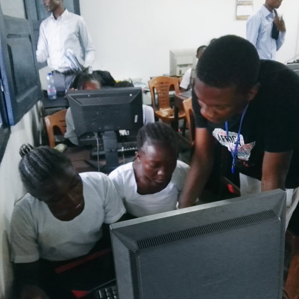LaboureurDuCode's tweet photo. Cours de code dans une école à Kinshasa. #AfricaCodeWeek un peu plus de 400 enfants formés par école https://t.co/hJ8GzLclIb