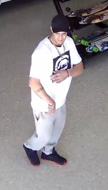 MandurahPol's tweet photo. This male may be able to assist police with number of fraud enqs. Any info please call Crime Stoppers on 1800 333 000 @MandurahPol #LPT6 #FB https://t.co/FCyk9EXyXx
