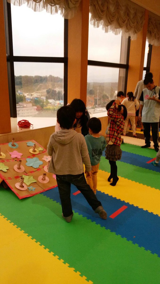 こども学科 日本工学院 専門学校卒業生の同窓会であります交友会の保育担当の場面です 手作り 輪投げやおじゃる丸的当て ボーリングなど スタンプラリーにして楽しむ事ができたようです