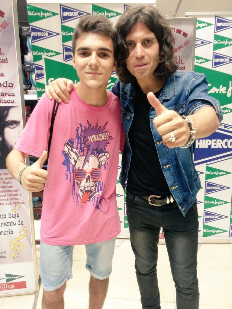 JoseV_618's tweet photo. "No solo respirar es vivir" 🔝
Eres un artistazo y una gran persona!! 
Mil gracias Rulo 👌 @RuloMusica #TotanaTeam https://t.co/Fx0aHQ3pNq