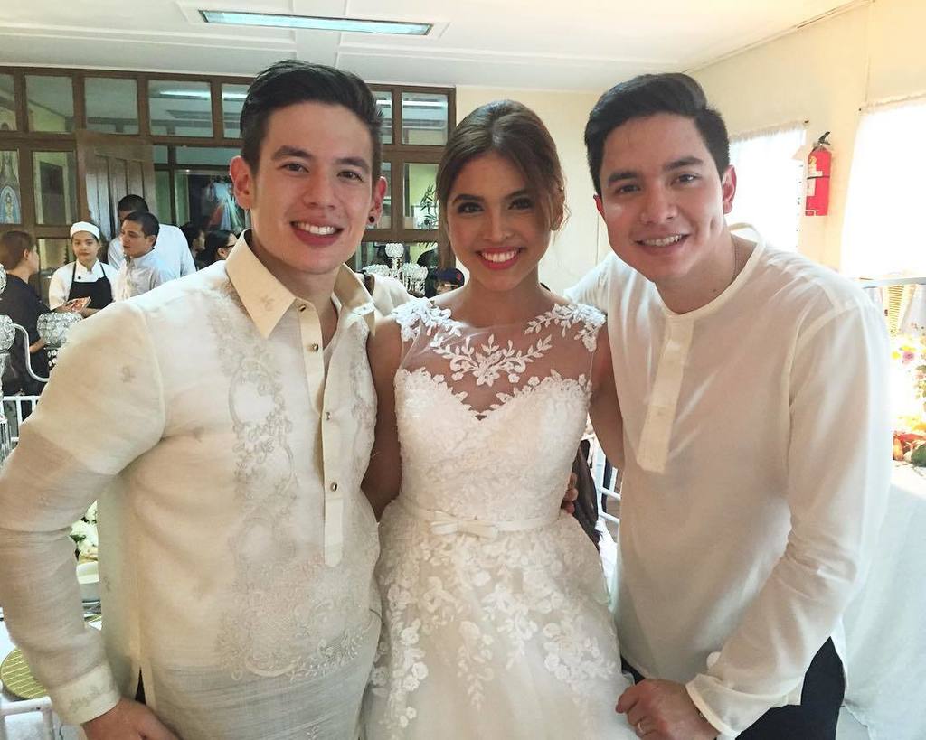 unoemilio's tweet photo. Congrats again, Mr. &amp; Mrs. Richards! Enjoy your honeymoon! #32 https://t.co/ygxBAOjN88 https://t.co/vPG3Lr6eIN