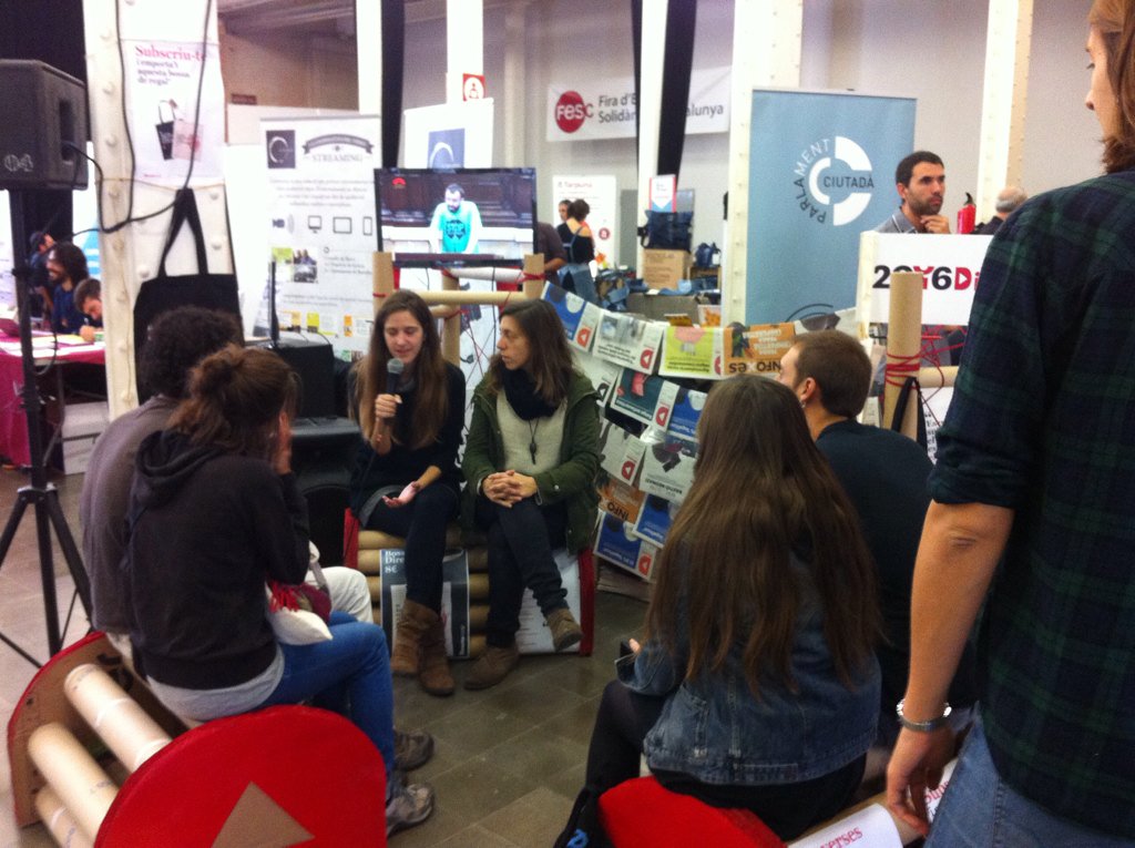 EstellaMarcos's tweet photo. .@La_Directa ja estrena les converses de la #FESC16 parlant de @PAH_BCN https://t.co/HMg1Nbd3Kv