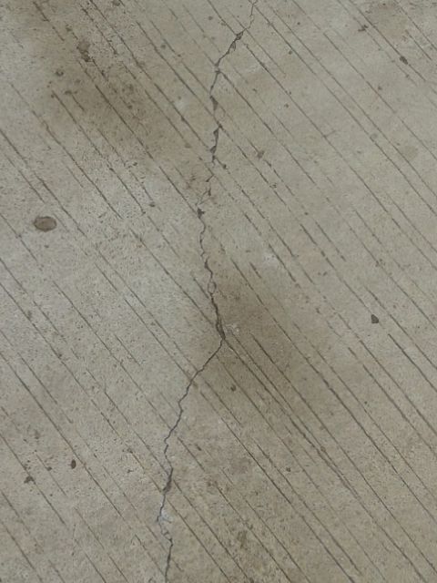 Jalan betong di maros blm 6 bln sdh retak di mana mana