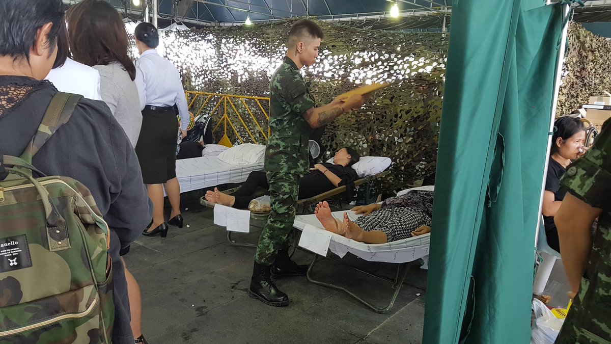 Pat_ThaiPBS's tweet photo. ลมจับ! จนท. ช่วยนำร่าง ปชช. หลายคนที่มีอาการอ่อนเพลีย เป็นลม ระหว่างอยู่ที่สนามหลวงวันนี้ ปฐมพยาบาลเบื้องต้น ท่ามกลางอากาศร้อนระอุ แดดจัด https://t.co/B6lqwi3PSp