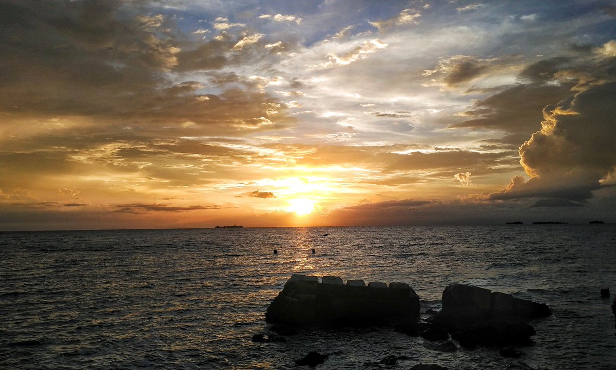 #Sunsetku di Army Dock Beach Morotai Maluku Utara 😉  -via <a href="/dztya/">Destiana Cahyani</a>