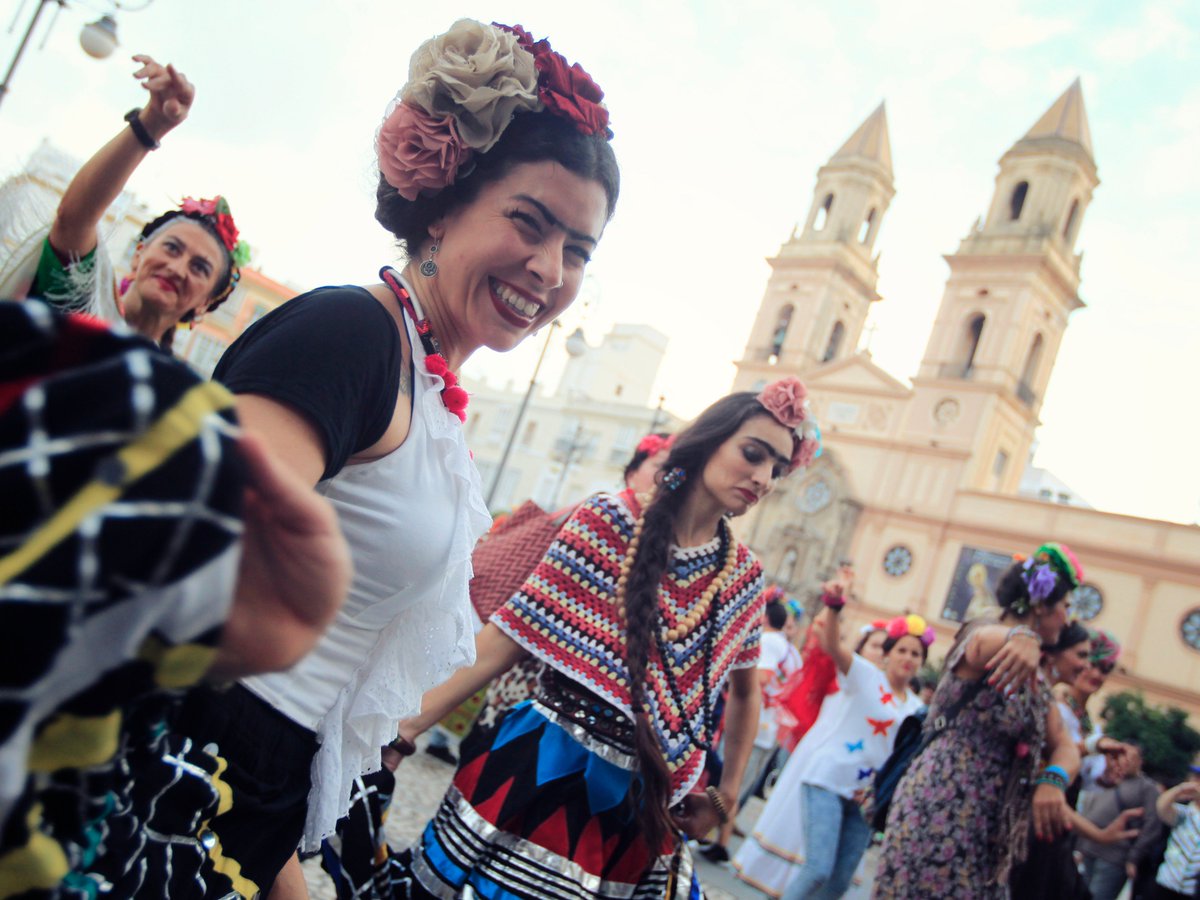 FITdeCadiz's tweet photo. FOTOS: La Revolución de las Mariposas 'Yo también soy Frida'. #Performance #Teatro #Cádiz https://t.co/OI3TCbGaFz