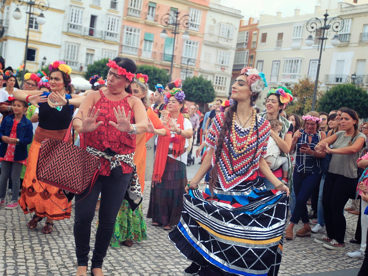 FITdeCadiz's tweet photo. FOTOS: La Revolución de las Mariposas 'Yo también soy Frida'. #Performance #Teatro #Cádiz https://t.co/OI3TCbGaFz