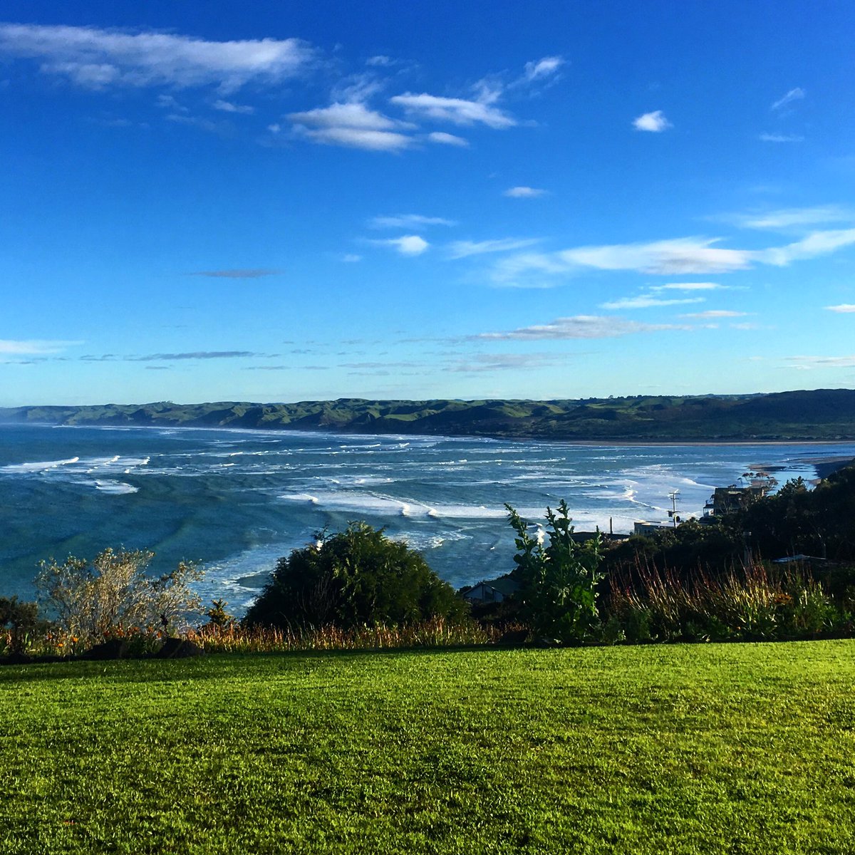 Escapingduo's tweet photo. Beautiful spot for #yoga and a #vegan brunch! #raglan #NewZealand #solscape https://t.co/NDzchv3que