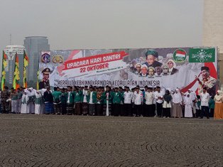 Metro_TV's tweet photo. [Populer] Ribuan Santri Padati Kawasan Monas https://t.co/lJYUjeGIE0 https://t.co/IRSrMrL9BS