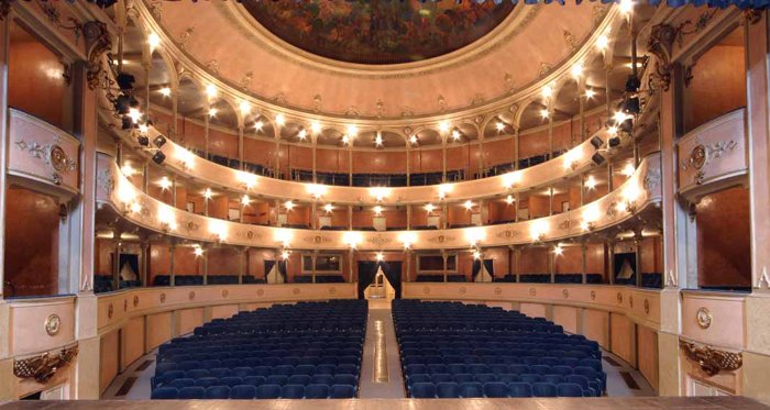 TSGualtieri's tweet photo. Oggi è la #GiornataDelTeatro: andiamo a teatro! 
Due appuntamenti con gli spettacoli vincitori di #DirectionUnder30 >https://t.co/78SYUoiTws https://t.co/Wa27hbSNMD