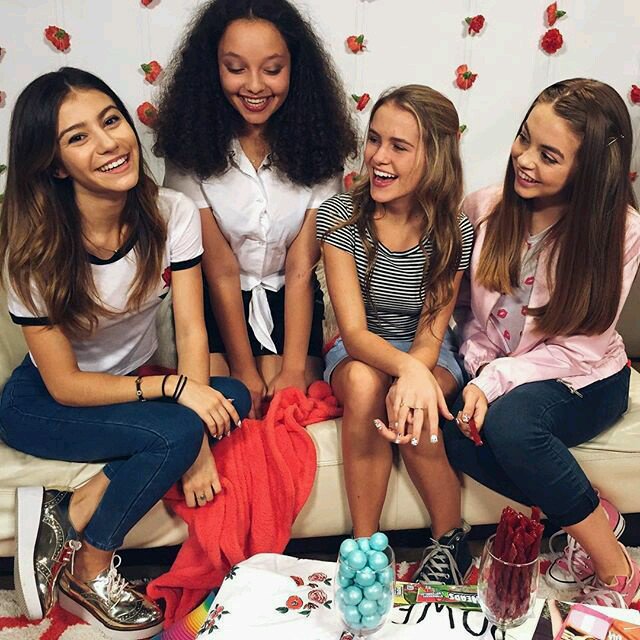 KelliOliviaFans's tweet image. Fashionable young ladies