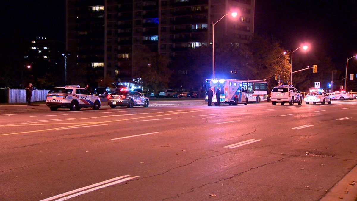 JeremyCohnTV's tweet photo. Yet another shooting - man to trauma centre with a gunshot wound to the leg from Don Mills Rd north of Sheppard Av. Road closed. #Toronto https://t.co/IBVLPL9lMY