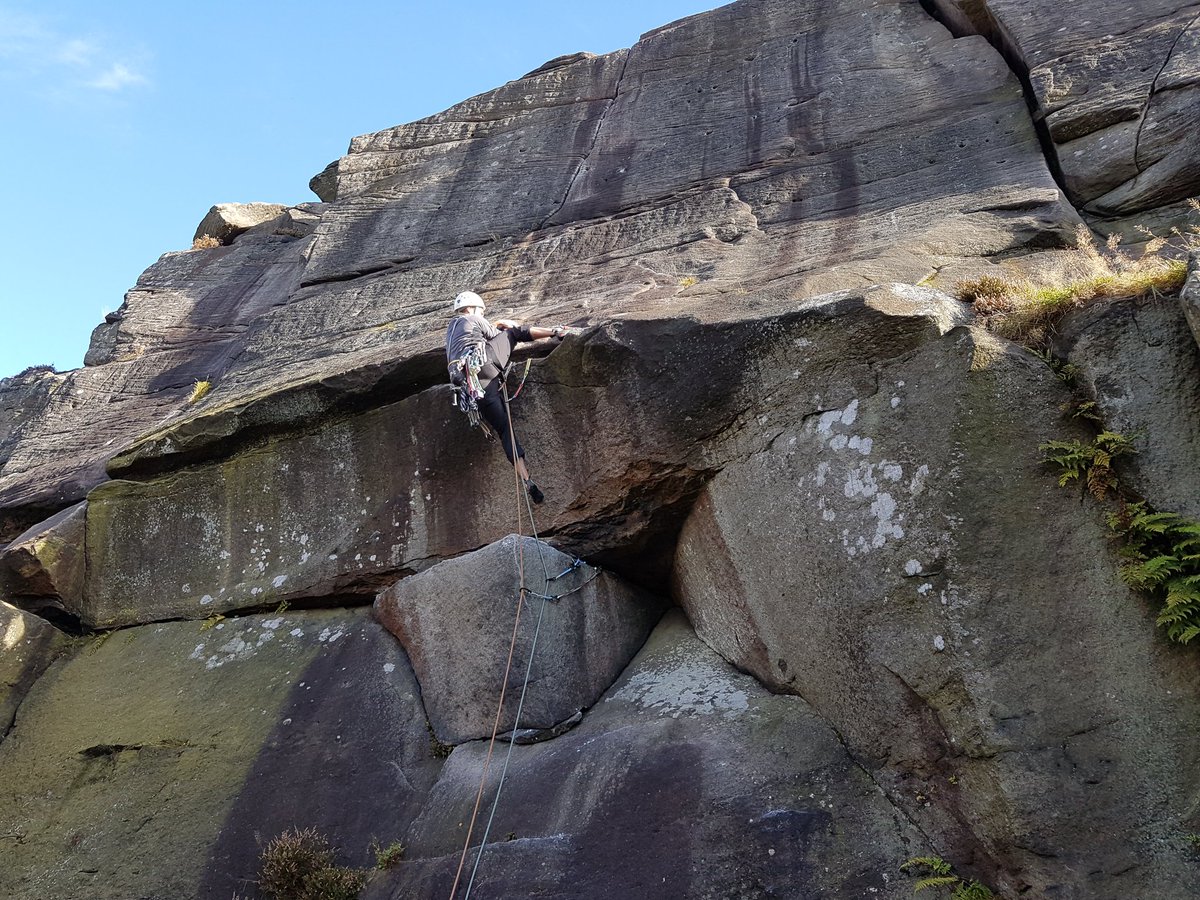 CeunantMC's tweet photo. Sun's out at Froggatt today. Luke cruising up Tody's Wall. https://t.co/JpGwwVxqim