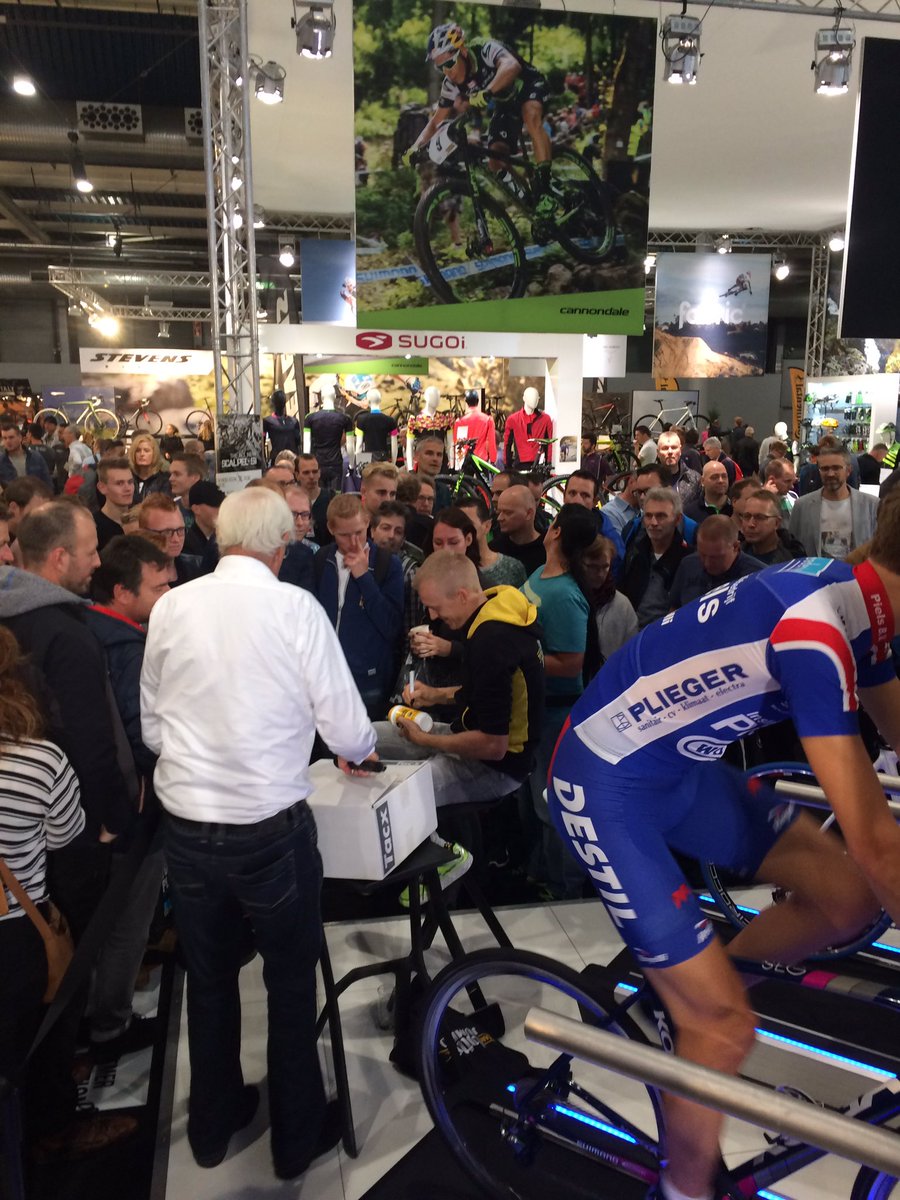 BikeMOTIONBLX's tweet photo. Gesink deelt handtekeningen uit bij #Tacx. Hal 8 it is! #bikemotion #fietsbeurs https://t.co/GmZVzu6kKw